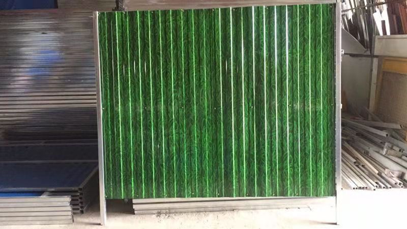 大名小草板面临时围挡